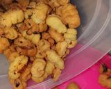 Foto langkah ke 5 dari resep Kue kering Keong bawang.