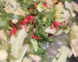 Foto langkah ke 3 dari resep Tumis Kembang Kol Daun Kencur.