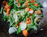 Foto langkah ke 5 dari resep Tumis Putih Telur Sayuran.