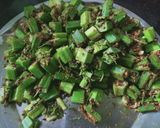 भरवा भेंडी (bharwa bhendi recipe in marathi) रेसिपी स्टेप 3 फोटो 