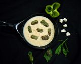 A picture of step 5 of Spinach roll in cheese sauce.