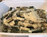 Une image de l'étape 4 de Frites de courgettes au four herbes de Provence basilic et parmesan.