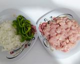 عکس مرحله 1 از دستور پوره سیب زمینی همراه با مرغ سرخ شده و پنیر پیتزا (تقریبا موساکا)😋