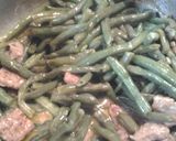 A picture of step 1 of Peppered green beans and sausage.