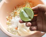 Gambar langkah 1 resipi Coleslaw.