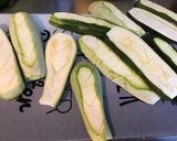 Une image de l'étape 3 de Courgettes vertes et blanches marinées tomates moutarde romarin grillées (recette plancha).
