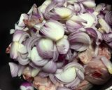 Hình bước làm 1 của món Chicken onion kadai