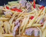 รูปขั้นตอนการทำที่ 2 ของ หน่อไม้ผัดไก่บ้าน