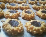 Foto langkah ke 6 dari resep Peanut Choco Thumbprint Cookies.