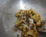 A picture of step 4 of Chatpate Samose aloo😋.