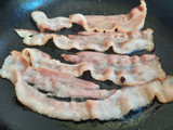 Glutén-, tej- és tojásmentes karfiolkrémleves bacon chips-szel