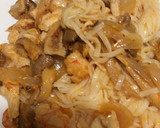 Foto del paso 5 de la receta: Tallarines de arroz, salteados con pollo, gambas y setas