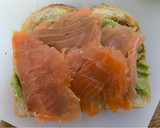 Foto del paso 2 de la receta: Tosta de guacamole, salmón ahumado y huevo frito