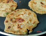 A picture of step 4 of Mini veggies oats chilla.