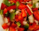 Foto del paso 2 de la receta: Bonito del norte con picadillo de pimientos 🐟🫑🧅
