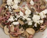 Foto del paso 3 de la receta: Nidos con salsa cremosa (Bolós), champiñones, bacon, pasas, feta y alcaparras …