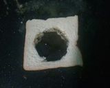 Foto langkah ke 4 dari resep Eggs in a hole...🍞🍳.
