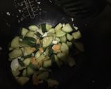 รูปขั้นตอนการทำที่ 3 ของ ซูกินีผัดน้ำพริกเผาไข่เค็ม