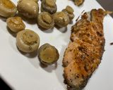 Foto del paso 3 de la receta: Salmón a la plancha con champiñones 🍄
