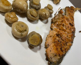 Foto del paso 3 de la receta: Salmón a la plancha con champiñones 🍄