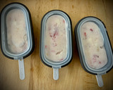 Foto del paso 3 de la receta: Polo cremoso de cheesecake y fresas (en moldes Lékué)
