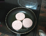 Foto del paso 1 de la receta: Hamburguesa de fiambre con lechuga, tomate, cebolla y queso