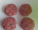 Foto del paso 2 de la receta: Tortitas de carne de res con coditos en mantequilla de ajo
