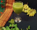 A picture of step 4 of Green Grapes Mint Cooler.