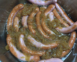 Foto del paso 1 de la receta: Salchichas con cebolla caramelizada al vino blanco envejecido