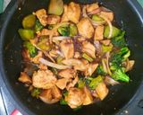 Foto langkah ke 3 dari resep Tumis Brokoli Ayam Saus Tiram.