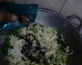 Foto langkah ke 6 dari resep Kwetiau goreng.