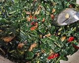 Foto langkah ke 3 dari resep Oseng daun pepaya.