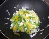 Foto del paso 2 de la receta: Fideos chinos integrales con langostinos