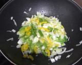 Foto del paso 2 de la receta: Fideos chinos integrales con langostinos