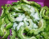Foto langkah ke 2 dari resep Pare Nenek Praktis.
