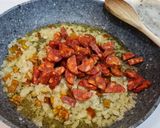 Foto del paso 2 de la receta Arroz con champiñones y chorizo