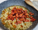 Foto del paso 2 de la receta: Arroz con champiñones y chorizo