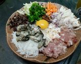 Hình bước làm 1 của món Chả giò hàu cuốn bằng bánh tráng thanh long