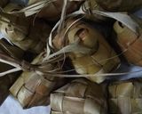 Foto langkah ke 5 dari resep Memasak ketupat dalam panci ptesto.