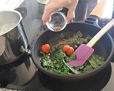 Foto del paso 8 de la receta Tortellinis en salsa con tomate y espinacas