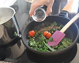 Foto del paso 8 de la receta: Tortellinis en salsa con tomate y espinacas