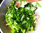 Foto langkah ke 3 dari resep Mie goreng daun katu.