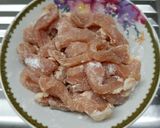 รูปขั้นตอนการทำที่ 1 ของ หมูเส้นผัดพริกหวาน (Chinjao rosu青椒肉絲)