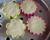 A picture of step 4 of Tricolor cup cake dhokla.