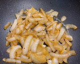 Foto del paso 2 de la receta: Tapa de salchichas encebolladas
