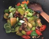 Foto langkah ke 4 dari resep Cumi Masak Tomat Hijau Extra Hot #KisahKasihCookpad.