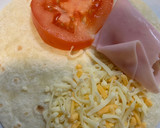 Foto del paso 1 de la receta: Tortilla wrap hack de pavo, queso y tomate en Mini