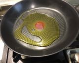 Une image de l'étape 4 de Tagliatelles au saumon, oignon rouge et vodka.