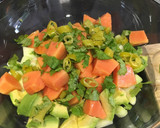 Foto del paso 3 de la receta: Ensalada de pollo, aguacate, pepino y papaya