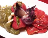 Foto del paso 7 de la receta Ensalada de pimientos asados, cebollas rojas y tomates